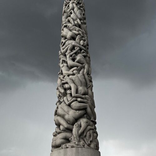 clumna humana escultura